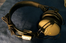 EHP-OH700 with iPod shuffle.jpg